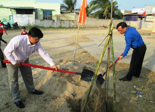 HINH 3 Lãnh đạo Tỉnh Đoàn và Công ty chi nhánh Viettel Ninh Thuận tham gia trồng cây xanh